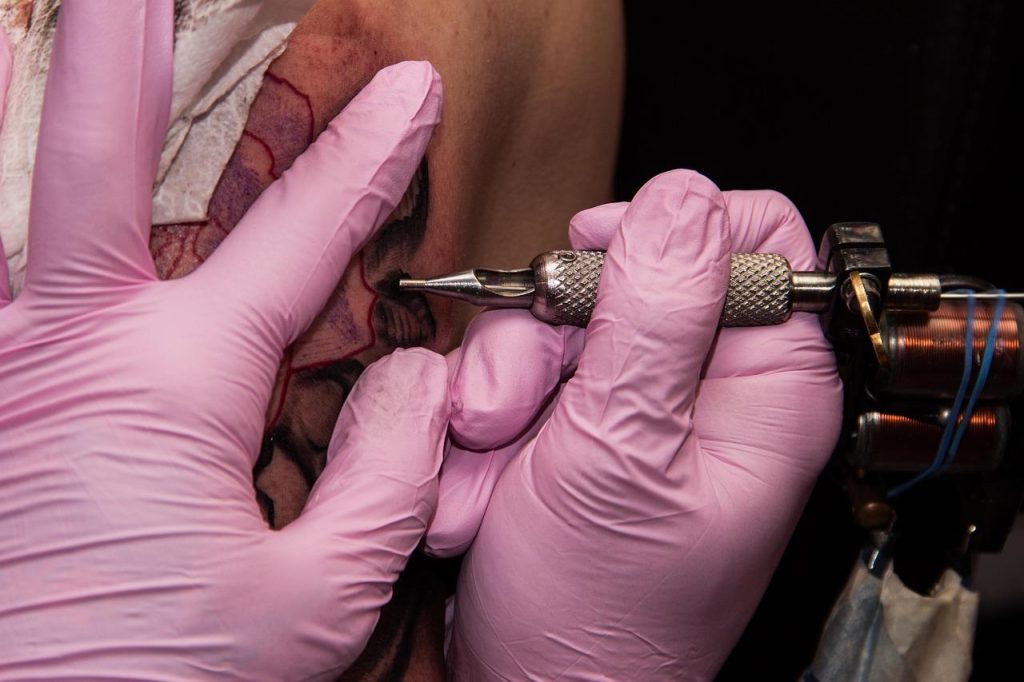 Stappen voor veilig en effectief tattoo weglaseren met goede voorbereiding en nazorg