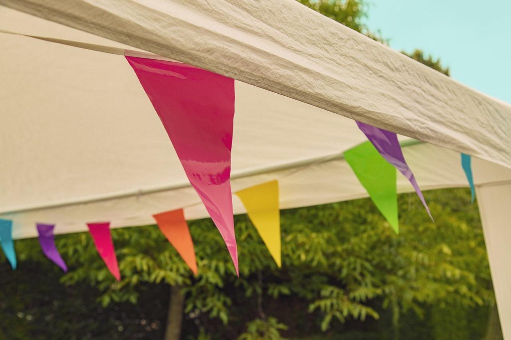 Elegante stretchtent met verlichting voor een bruiloft of bedrijfsfeest - tent huren voor je evenement