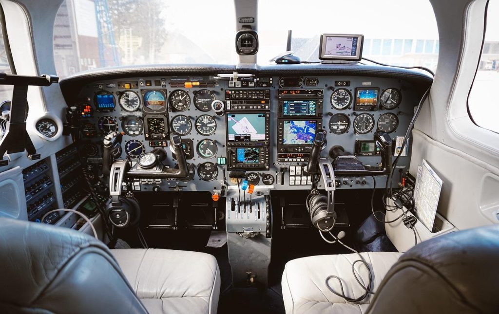All-in vlucht: stewardess serveert passagier aan boord van modern vliegtuig met focus op comfort en duurzaamheid