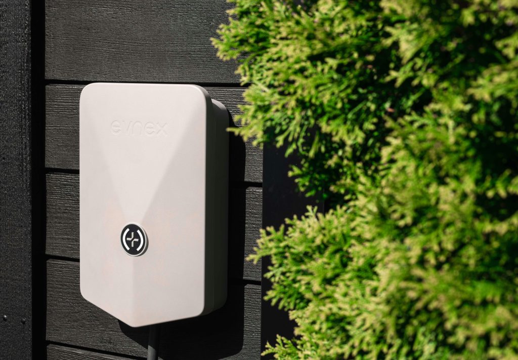 Specialist controleert elektrische installatie voor laadpalen plaatsen in Antwerpen bij Wase Groene Stroom